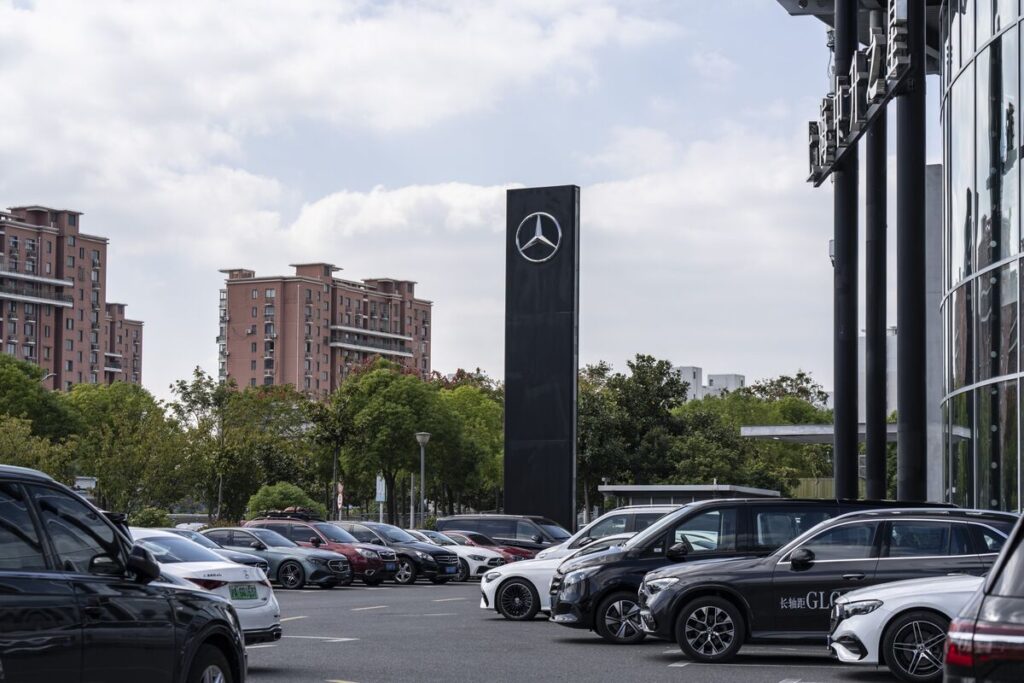 メルセデス中国販売、27％減で10年ぶり低水準－高級車需要が低迷 - Bloomberg
