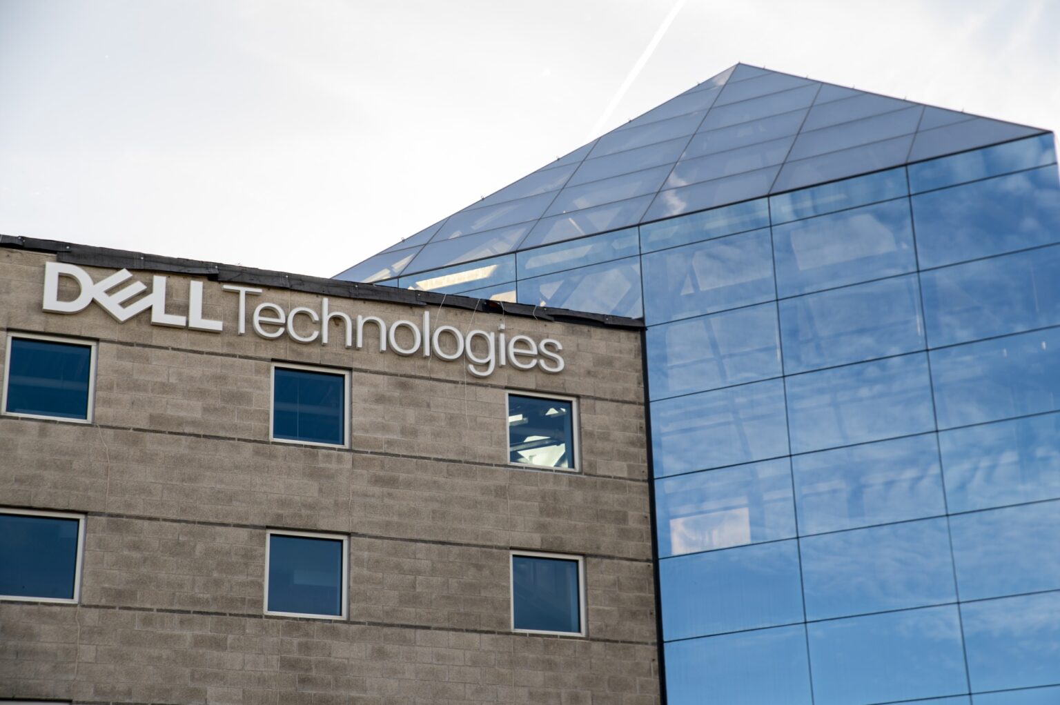デル、今後4年の業績見通しを大幅上方修正－AI需要拡大で成長加速 - Bloomberg
