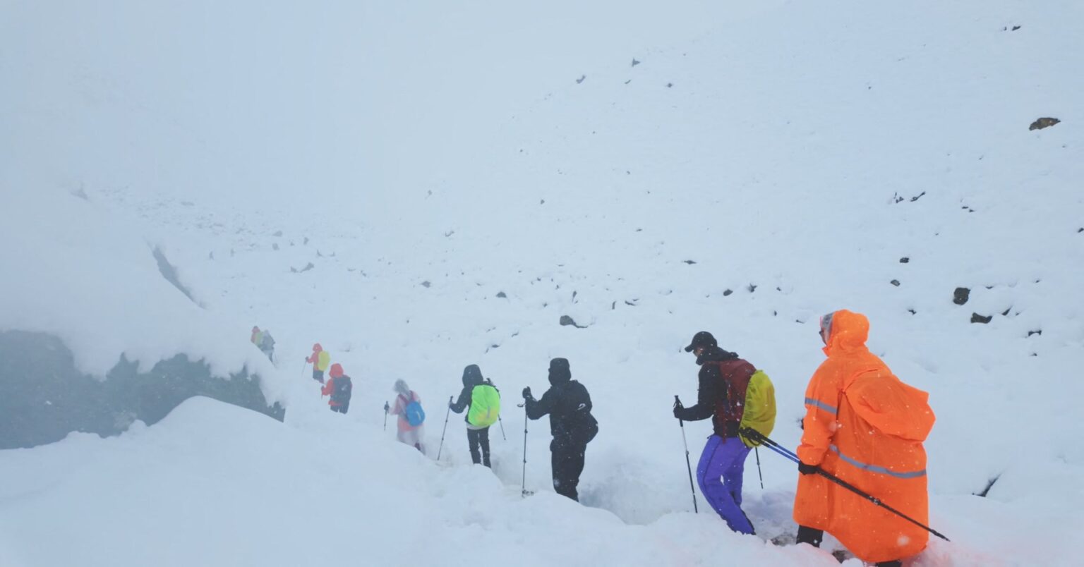 エベレストで猛吹雪、1人死亡　350人避難も200人超なお足止め | ロイター