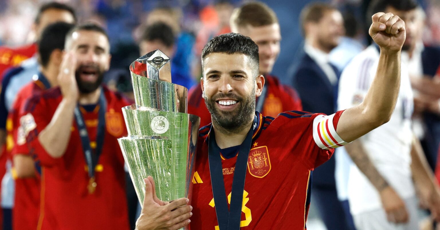 サッカー＝元バルセロナのアルバが今季限りで現役引退 | ロイター