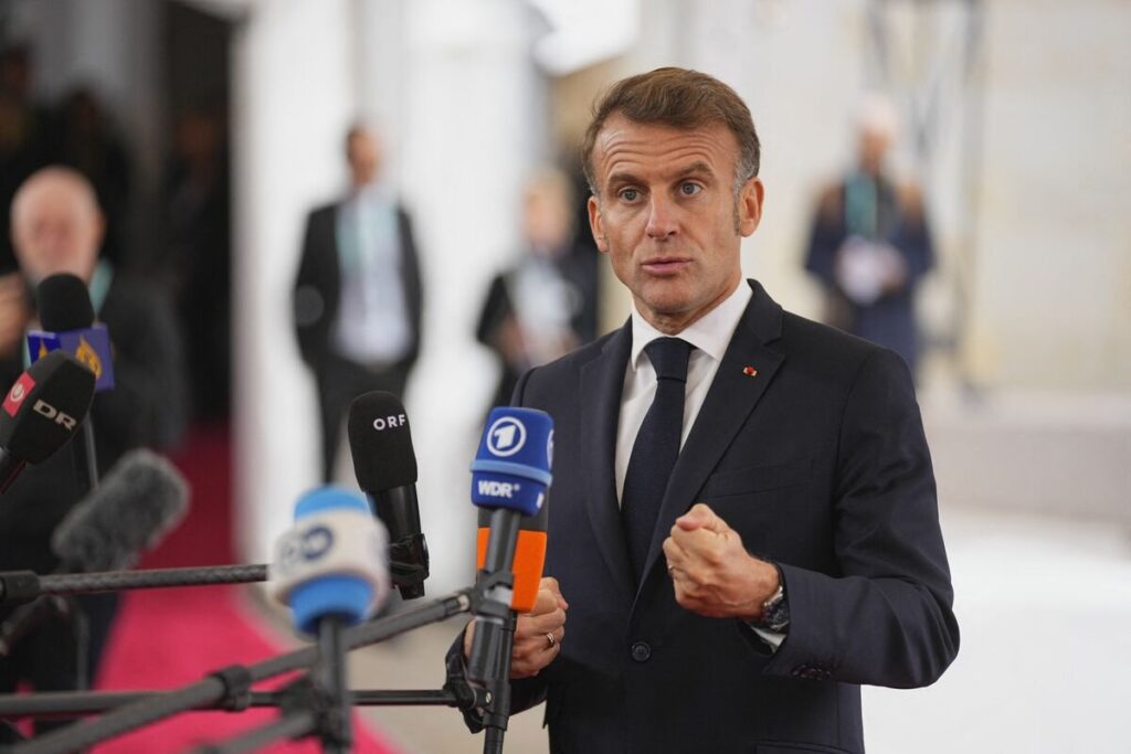フランス、政治的打開見られず－マクロン氏早期辞任を側近が提言 - Bloomberg