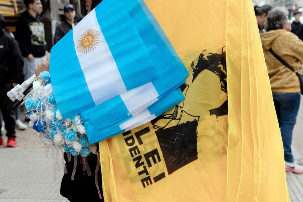 アルゼンチン短期金利が80％超に急上昇、ペソ安下で資金不足が深刻に - Bloomberg