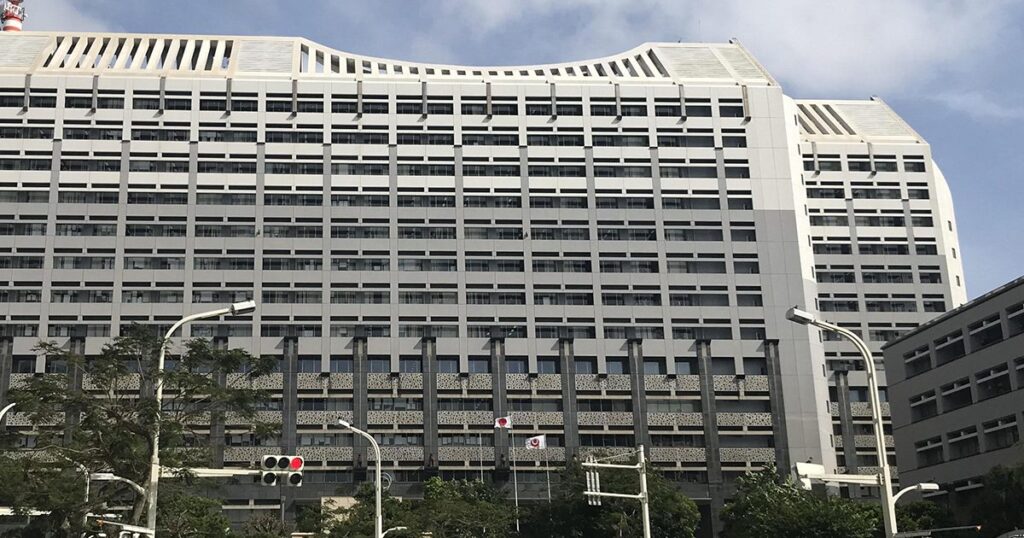 沖縄県職員の月給とボーナス、4年連続引き上げへ 民間より3%給与低く – 琉球新報デジタル 沖縄県職員の月給とボーナス、4年連続引き上げへ 民間より3%給与低く - 琉球新報デジタル