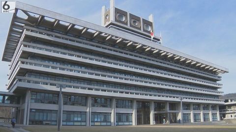 マッサージの実技などを含めた補習授業で教室に生徒と2人きりの状況で腰から首筋にかけ直接肌を触ったか　県立盲学校の47歳男性教師を停職6か月の懲戒処分　奈良県教委が発表