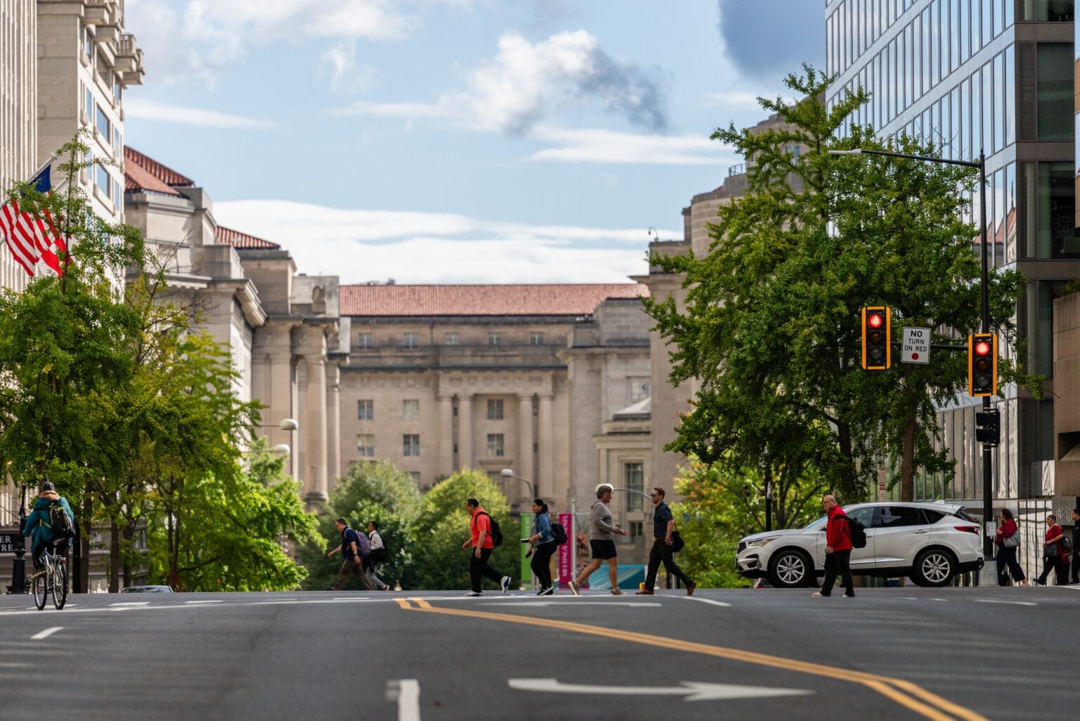 米政府機関閉鎖の痛み、米経済全体に波及－打開策は見えず - Bloomberg