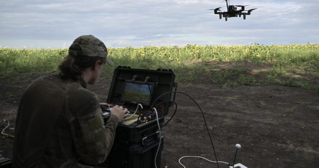 ウクライナのドローン操縦者はロシアから最優先で狙われる存在 | Business Insider Japan