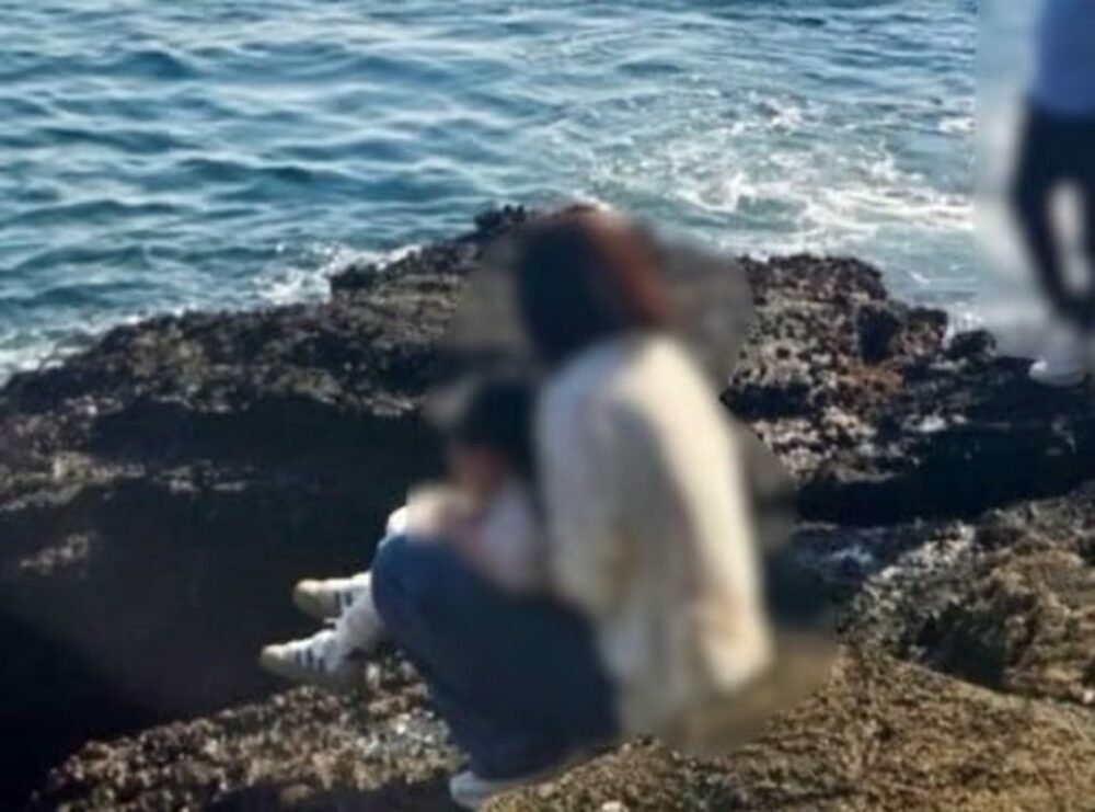 中国人観光客、韓国の天然記念物で子どもに排泄行為、ごみは海へ　写真枚　国際ニュース：AFPBB News