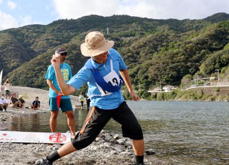 「水切り」世界一は誰だ 高知・仁淀川で１４９人が熱戦 | 全国のニュース | 福井新聞ONLINE