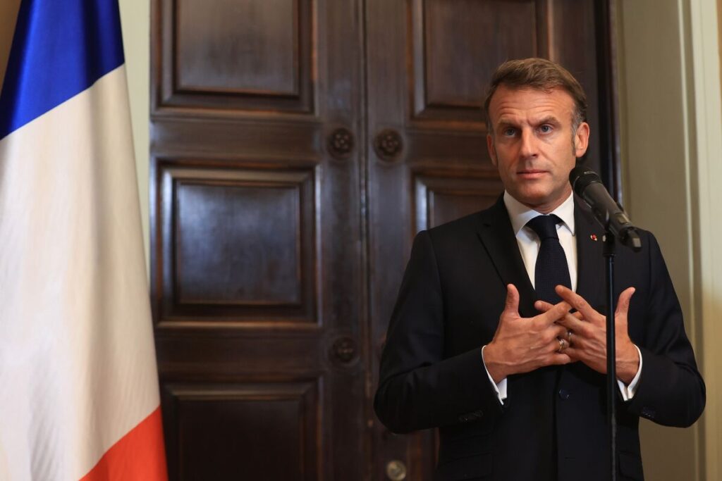 マクロン仏大統領、新内閣を発表－年内の予算成立改めて目指す - Bloomberg