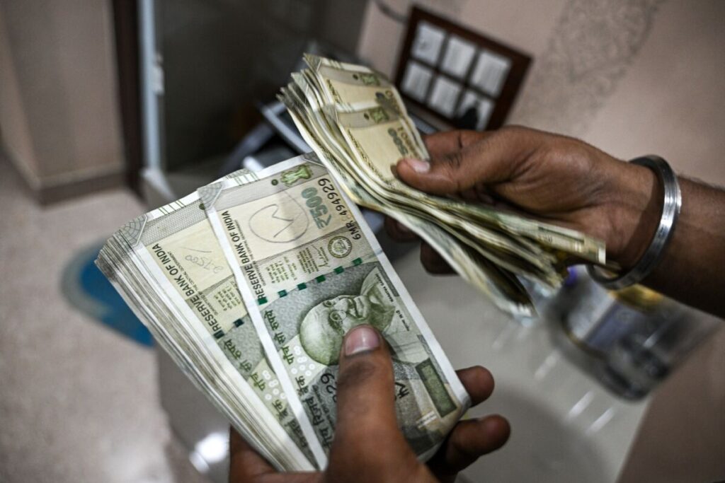 インド中銀、ルピーは投機的攻撃に遭っていると認識－介入強化の意向 - Bloomberg