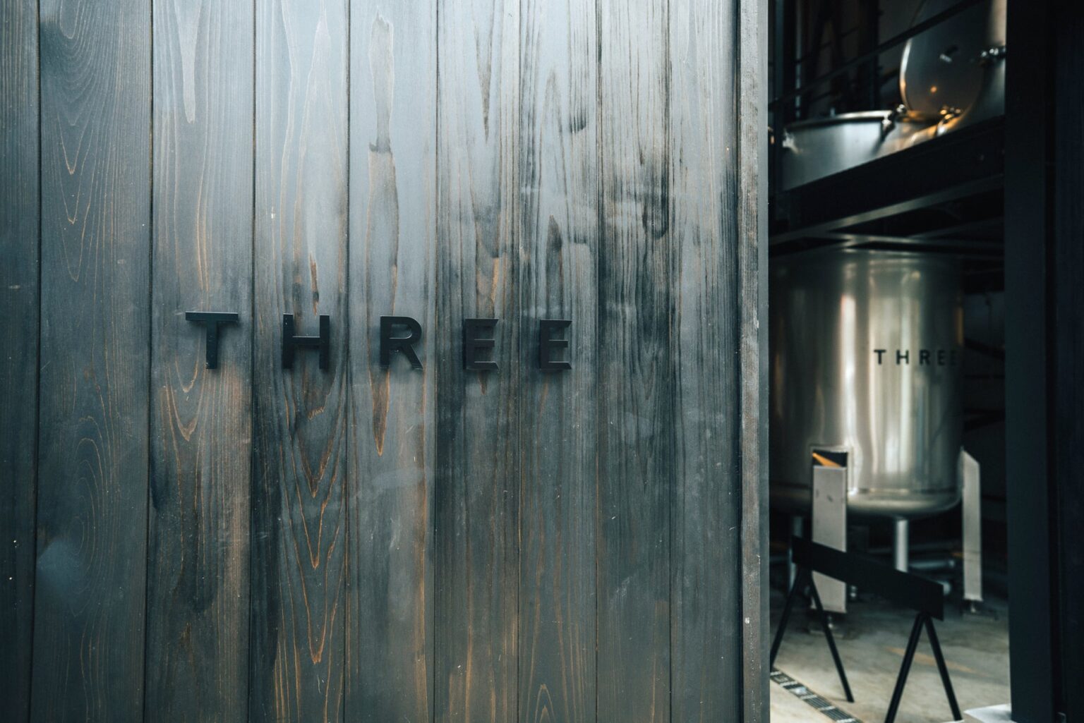 国産精油が生まれる蒸留所「THREE Aroma Distillery」2025年10月19日、佐賀県唐津市呼子町にオープン。 | 株式会社ACROのプレスリリース