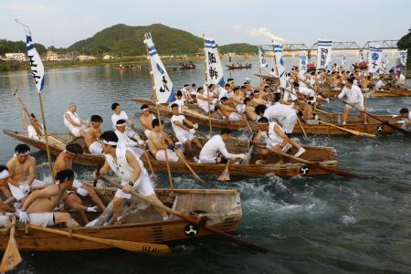 早船競漕、一斉に水しぶき 和歌山・新宮で御船祭 | | 全国のニュース