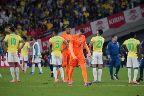 日本代表に敗れ、肩を落とすブラジル代表の選手たち [写真]＝Getty Images
