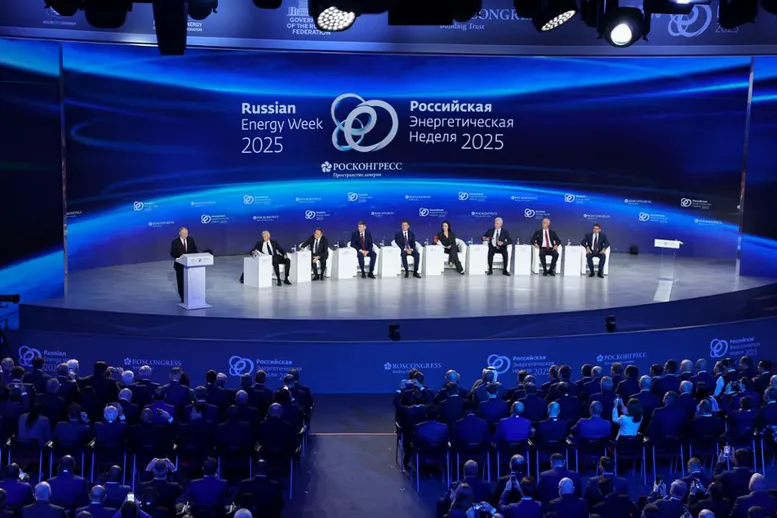 ブイ・タン・ソン副首相がロシアエネルギー週間フォーラムの全体会議に出席 - 写真1。