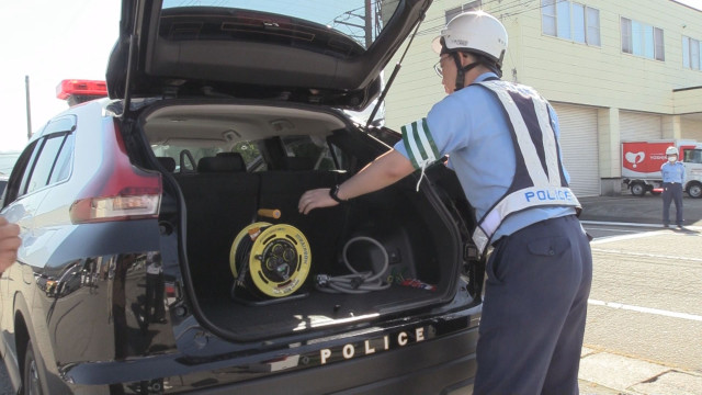 市内で停電が起きた ハイブリッドカーを使って信号機を復旧させよ 県内初の訓練 警察官が迅速な対応へ手順を確認