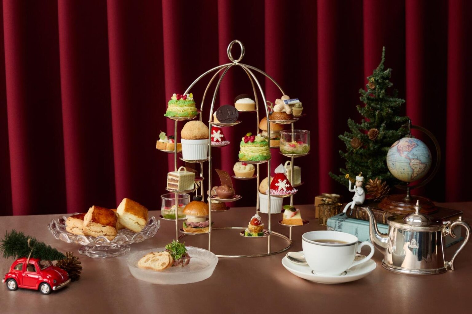 ザ・ペニンシュラ東京「旅」テーマのクリスマスアフタヌーンティー、ホワイトチョコのオペラケーキなど - ファッションプレス