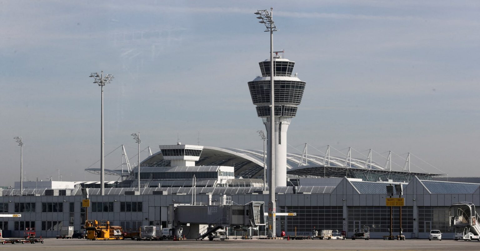 ドローン目撃で一時閉鎖、独ミュンヘン空港　州首相「警察に撃墜権限を」 | ロイター
