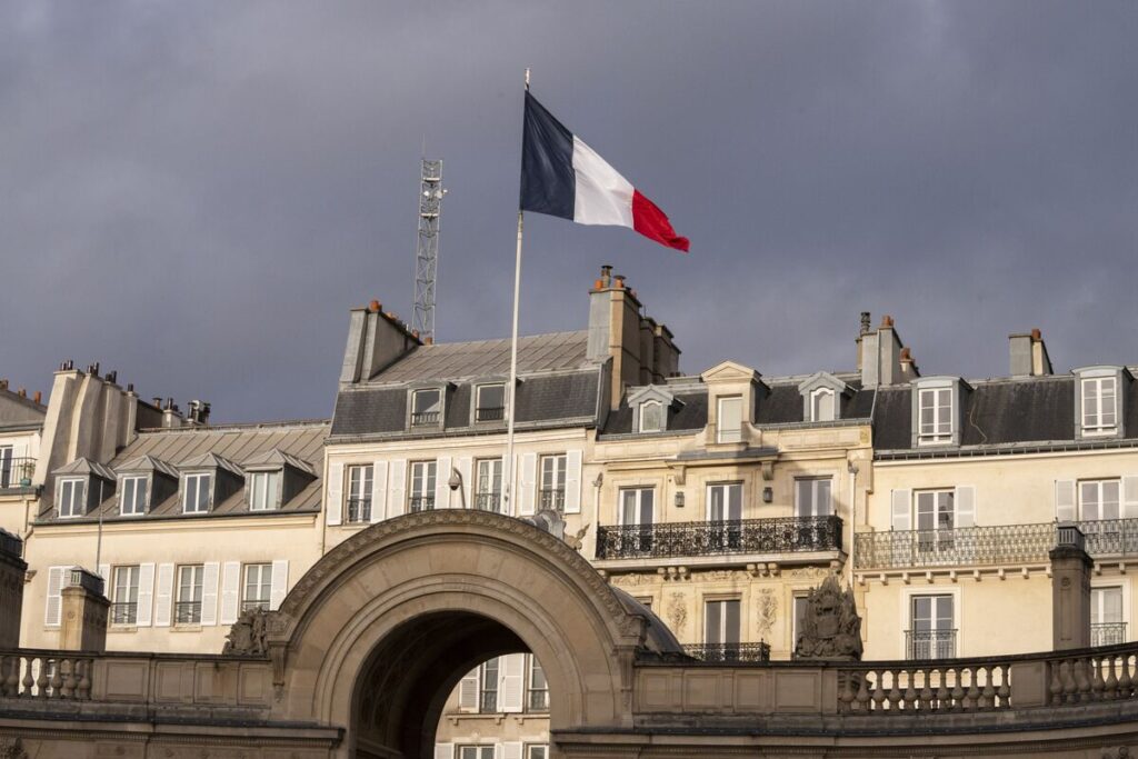 フランスを格下げ、財政の不確実性が「依然として高い」－S&P - Bloomberg