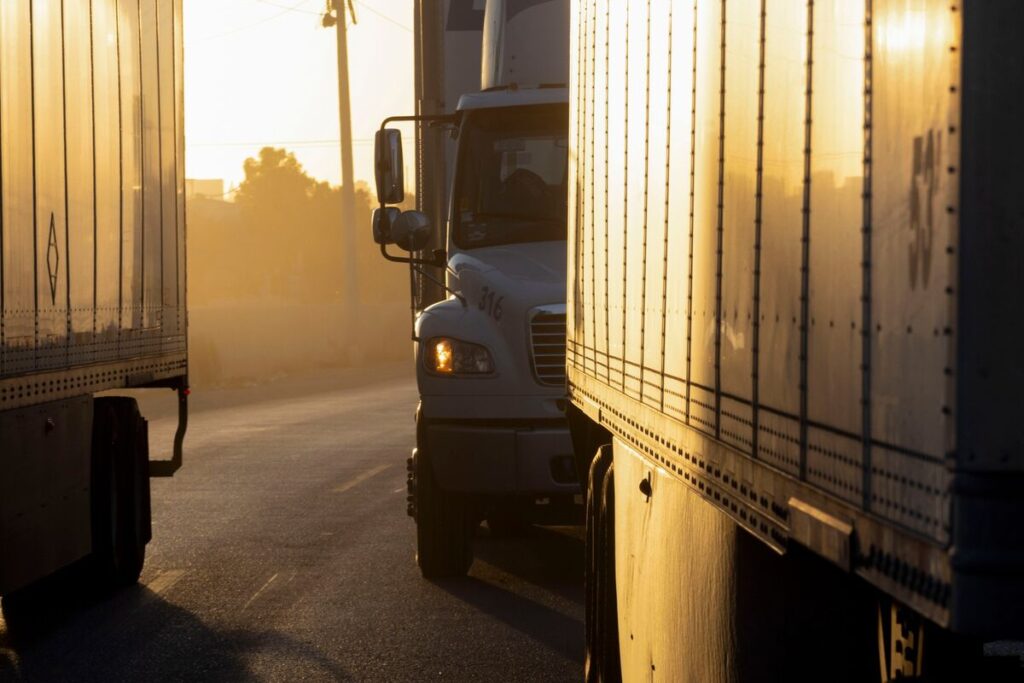 米政権、自動車業界の関税負担軽減策を延長－輸入バスに10%の関税 - Bloomberg