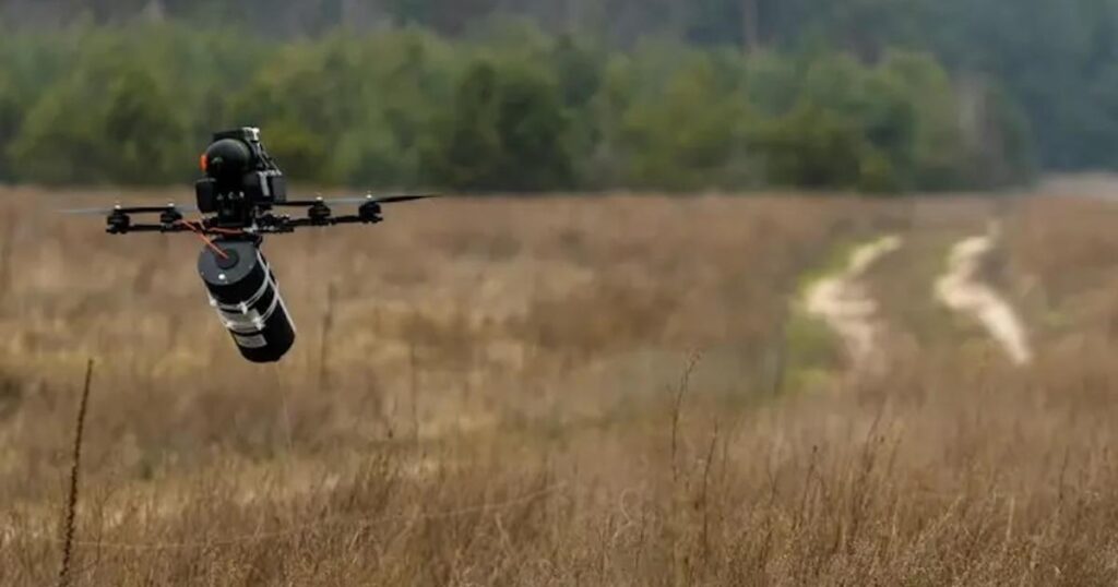 ロシアは光ファイバー式ドローンでウクライナの車両を待ち伏せ攻撃している | Business Insider Japan