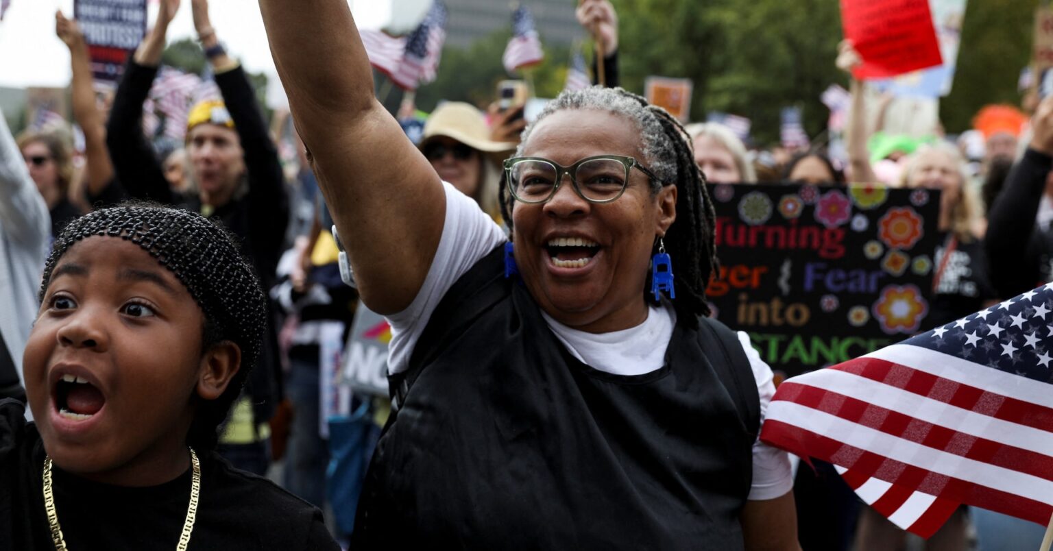 全米で反トランプ氏デモ、「王はいらない」 数百万人参加か | ロイター 全米で反トランプ氏デモ、「王はいらない」 数百万人参加か | ロイター