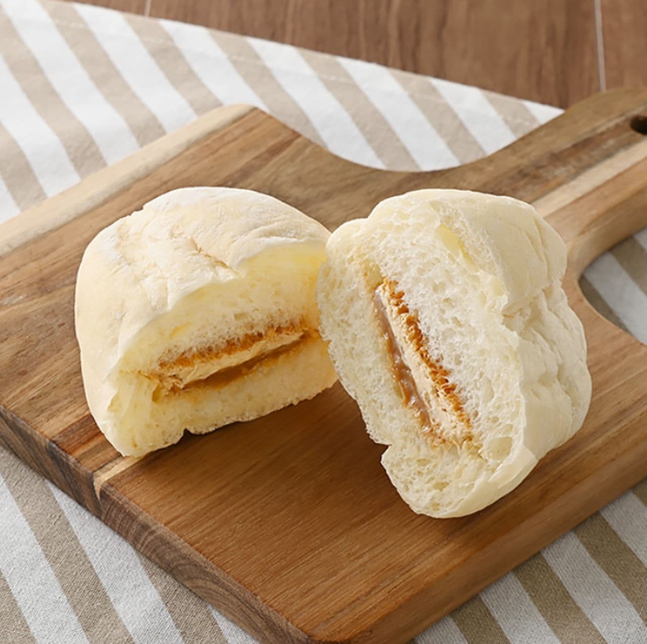 ファミリーマート「白生フランスパン（ダブル焦がしキャラメル）」