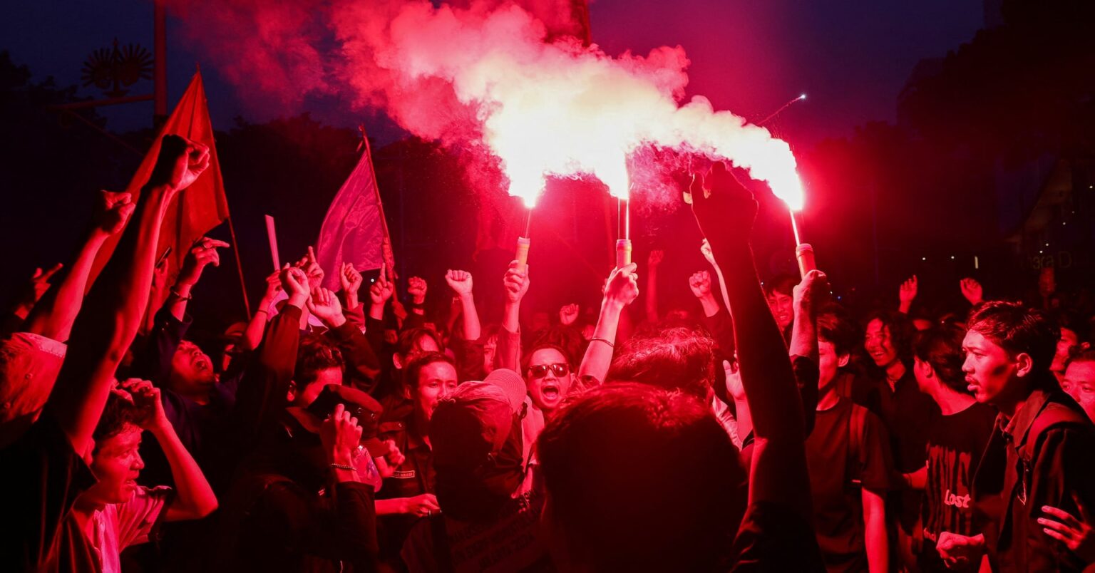 インドネシア大統領就任1年、学生が無料給食制度廃止訴え抗議デモ | ロイター