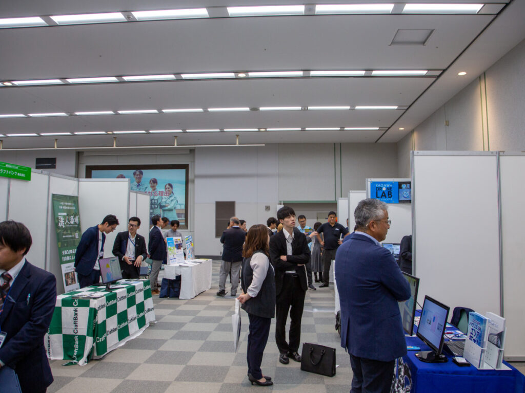 香川県内外42団体が出展した会場の様子＝高松で「かがわDXフェア」 - 高松経済新聞