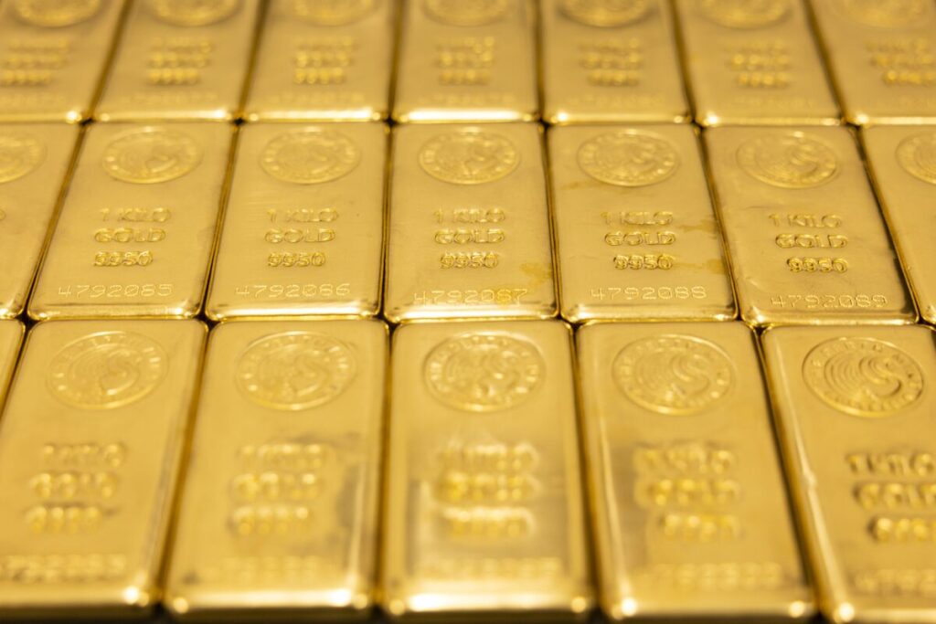 金ETF価格が異常事態、現物より割高続く－相場反転なら逆回転リスク - Bloomberg