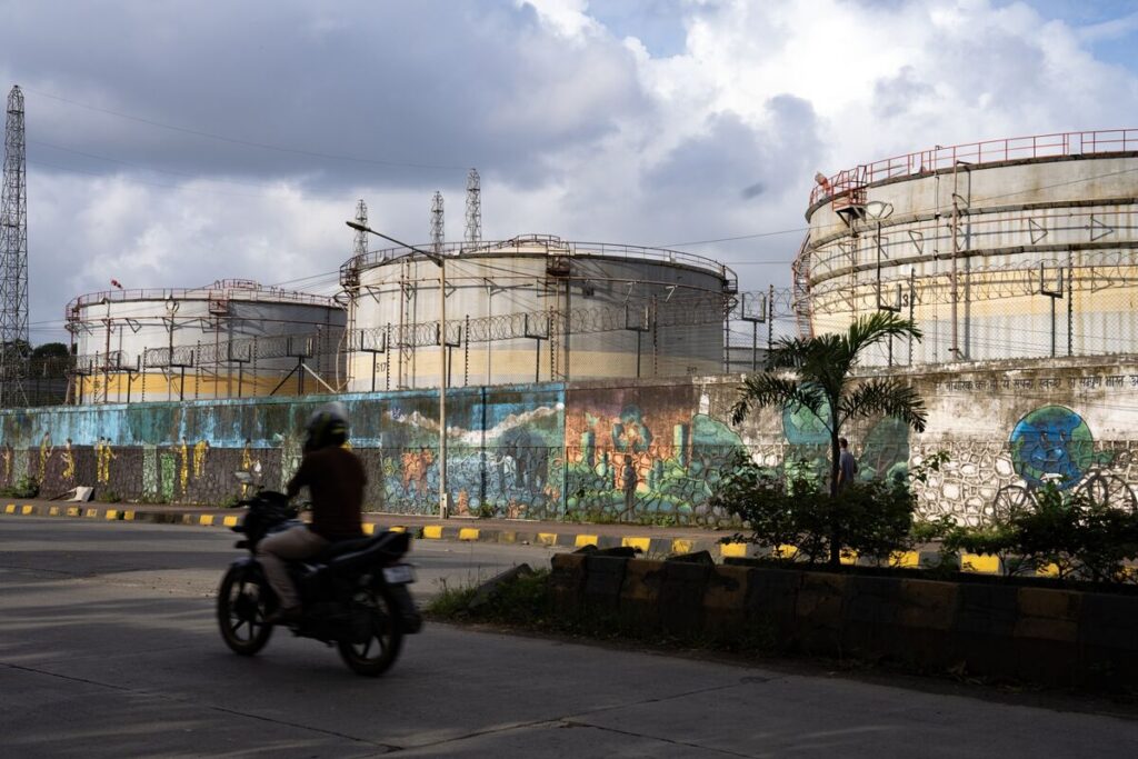 ロシアのインド向け原油供給、米国の制裁受けほぼゼロへ－企業幹部 - Bloomberg