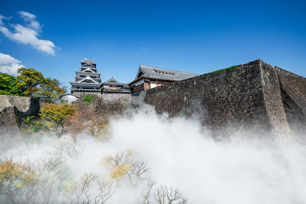 【イベント告知】人工雲海が石垣を包み込む幻想的な「雲上の熊本城」 - デジカメ Watch