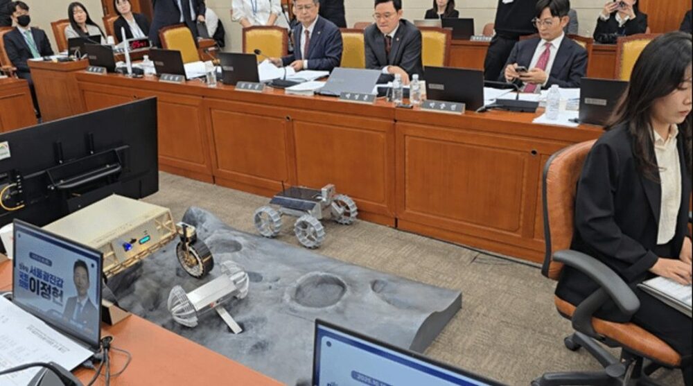 韓国国会・国政監査に“月面探査車”登場…「韓国の宇宙スタートアップを育成せよ」国会が要請　写真枚　国際ニュース：AFPBB News
