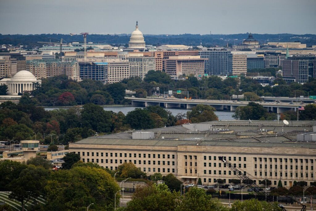 政府閉鎖期間中の軍人給与として1.3億ドル－米国防総省に匿名の寄付 - Bloomberg