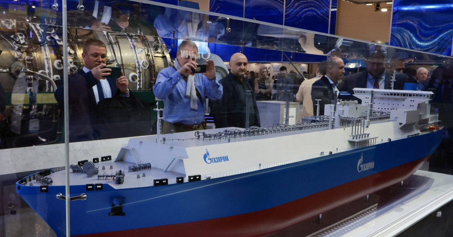 ＥＵ、対ロシア制裁第19弾を採択　銀行や中国製油所など対象 | ロイター