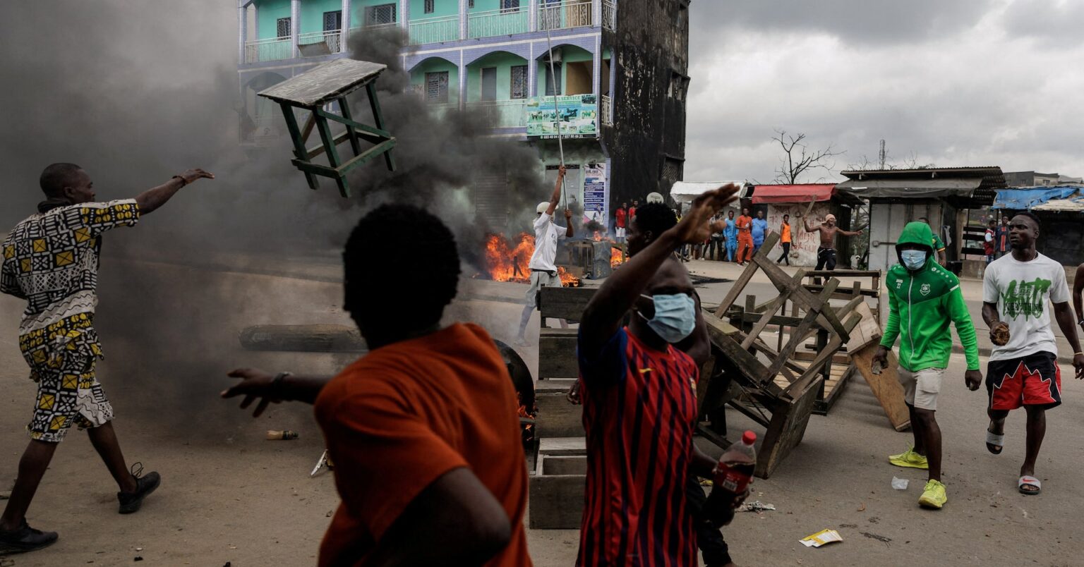カメルーン、現職で世界最長老の92歳大統領が8選 | ロイター