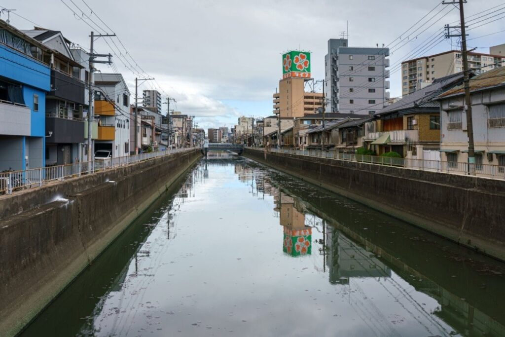 山口県で目撃した川に続く「階段の角度」にギョッとしてしまう　背筋も凍る光景に「コケたらヤバそう…」「降りるほど足場が…」 | LIMO | くらしとお金の経済メディア