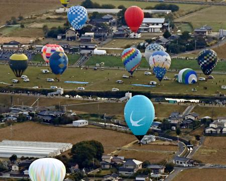 佐賀でアジア最大級の熱気球大会 １２０機超、澄んだ秋空にふわり | 全国のニュース | 福井新聞ONLINE