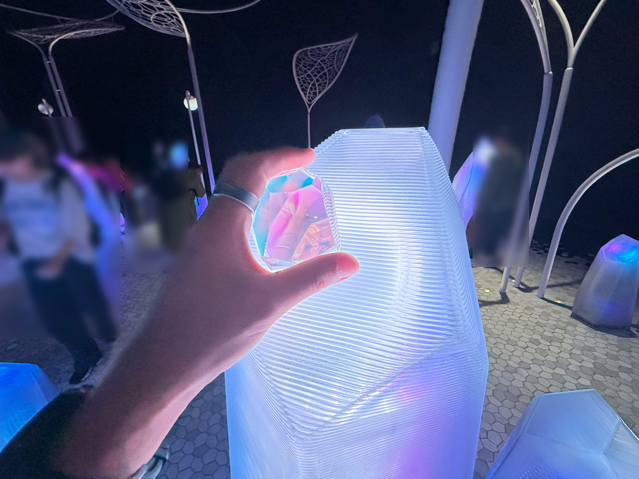 ノモの国は、「クリスタル」という宝石型デバイスをパートナーとして楽しむ展示だった