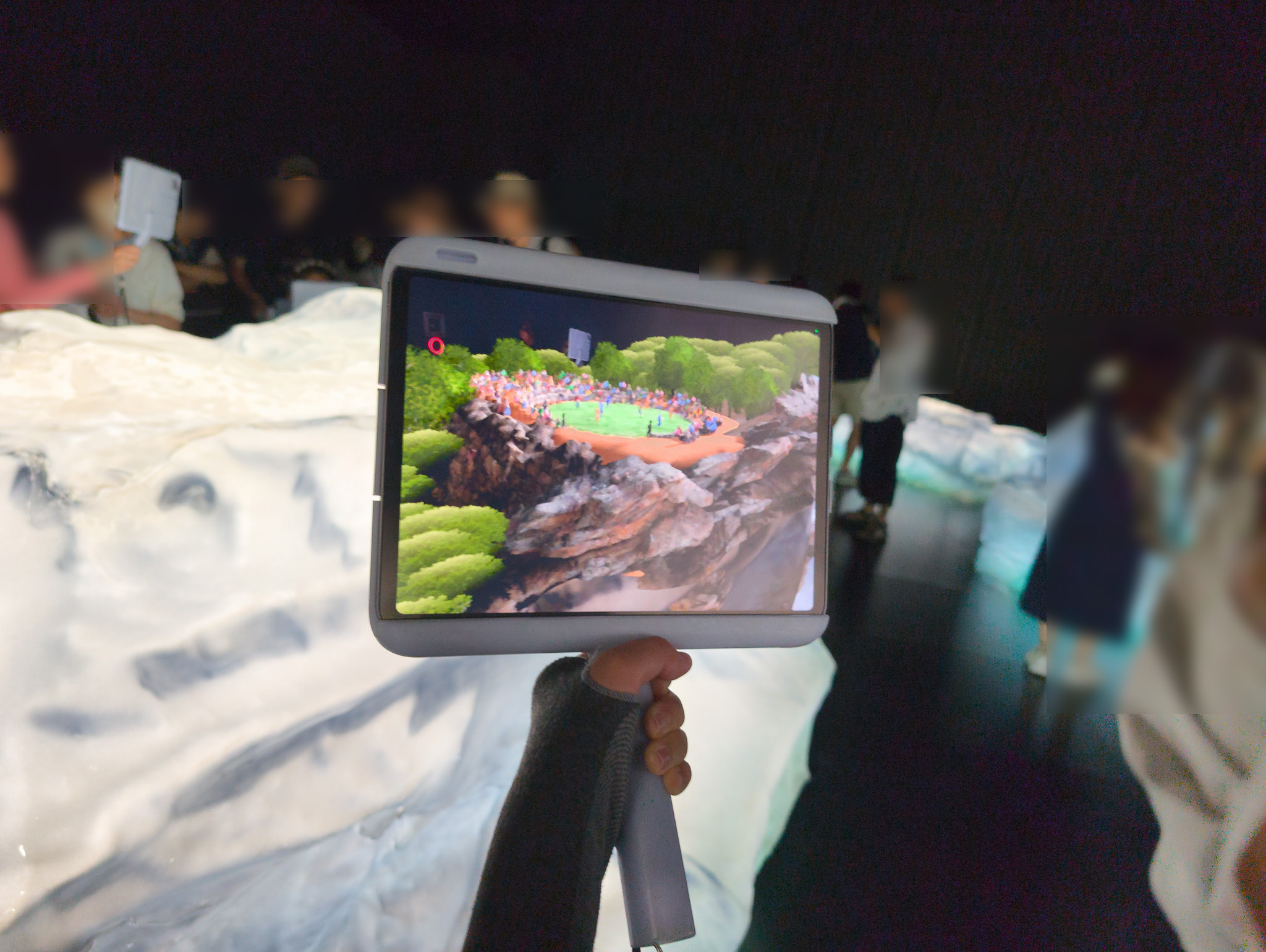 カナダ館では、氷山にARをかざしてカナダの風物を眺める展示が楽しめた