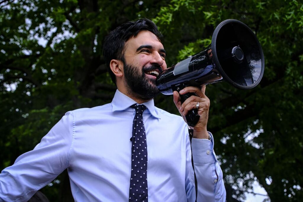 トランプ氏と「真逆」、NY市長選の最有力候補は民主社会主義者 – Bloomberg トランプ氏と「真逆」、NY市長選の最有力候補は民主社会主義者 - Bloomberg