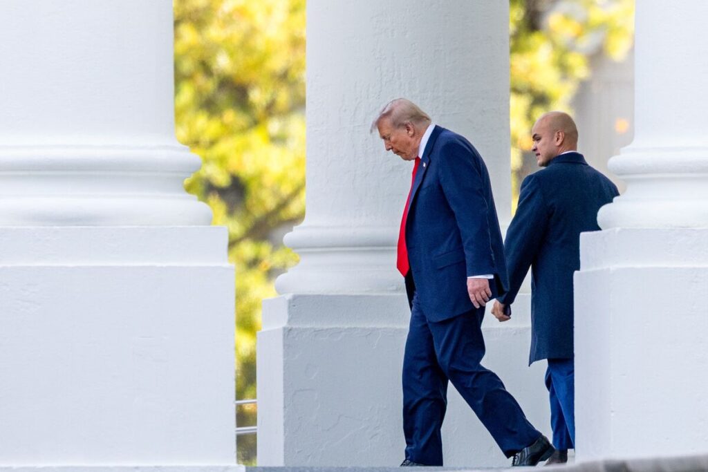 トランプ米大統領、ベネズエラ軍施設攻撃決定との報道を否定 - Bloomberg