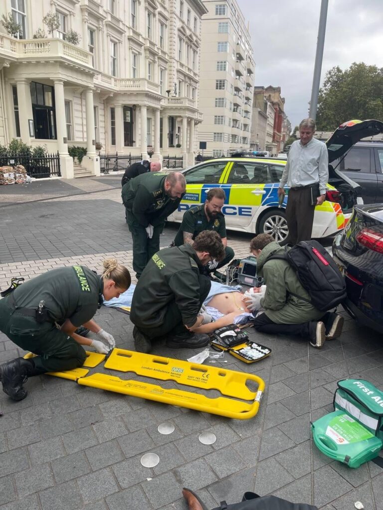 ウクライナ軍第3軍団の衛生兵らがロンドンへの休暇旅行中に交通事故を目撃し、負傷者に応急処置を行った