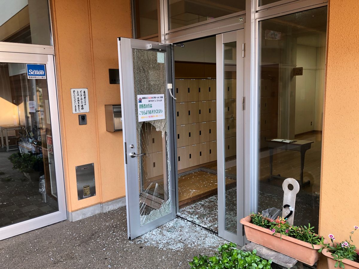 小学校職員玄関のガラス割れる　近くでクマの目撃情報　山形・南陽市
