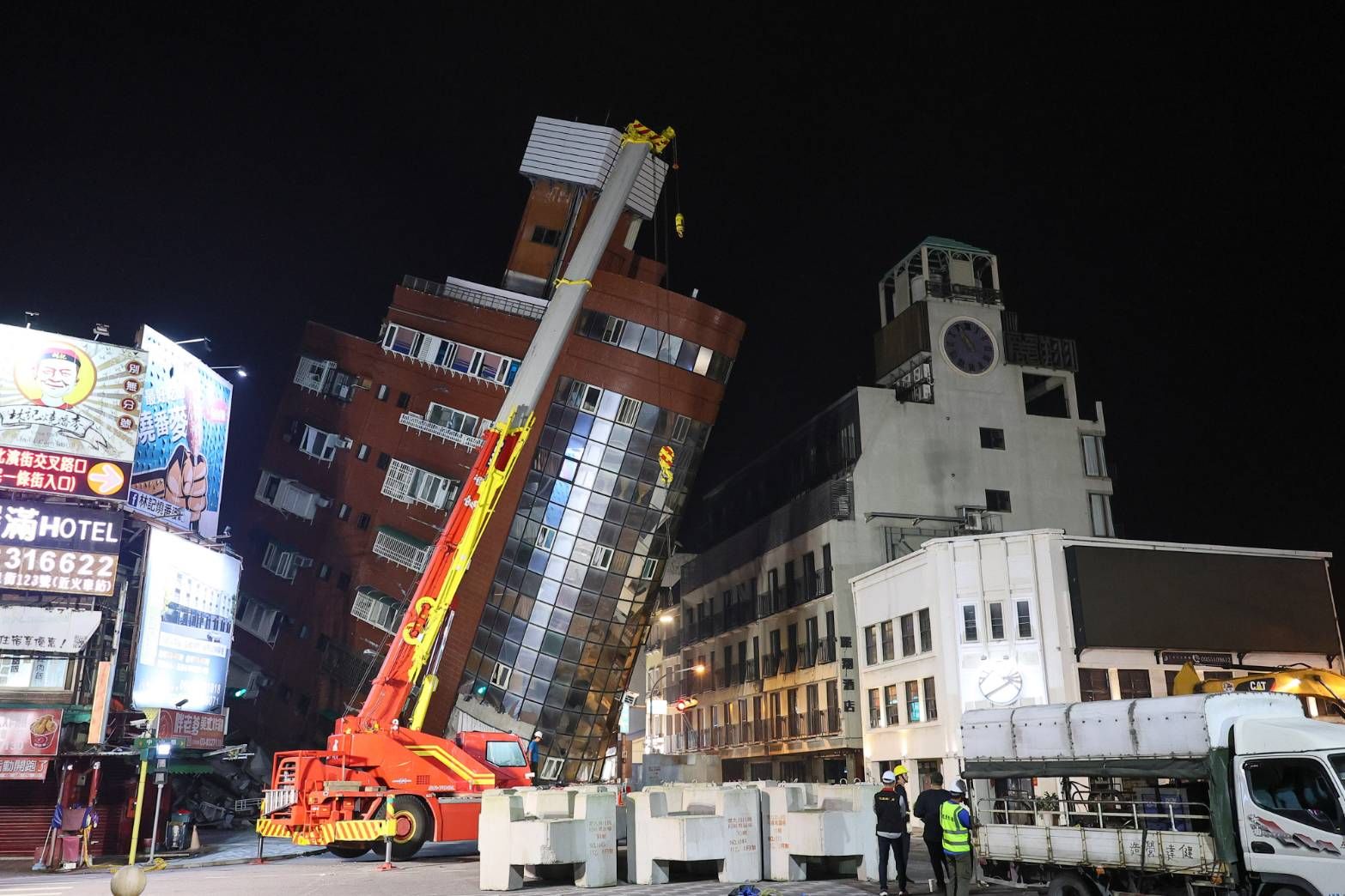 20240403-花蓮今日発生芮氏規模7.2地震により、花蓮市区の天王星大楼が大きく傾くなどの深刻な被害を受けた。(顏麟宇撮影)