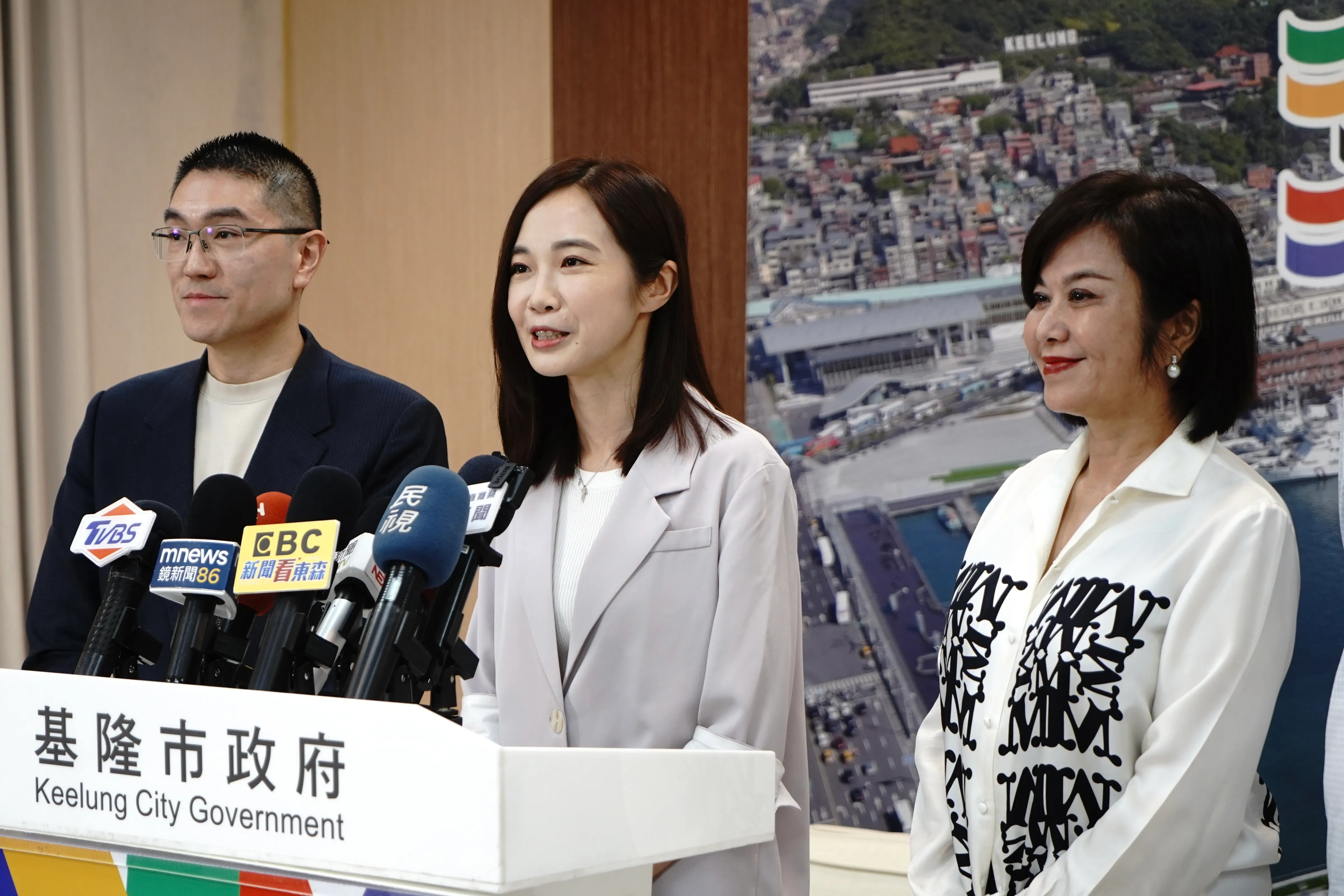 20240416-基隆市政策推進大使の楊宝禎（中）が、謝国樑（左）と副市長の邱佩琳（右）を伴って基隆市政府市政会議後の記者会見に出席。（羅立邦撮影）