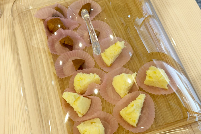 「あわしま堂 京都納屋町商店街店」試食コーナーの画像