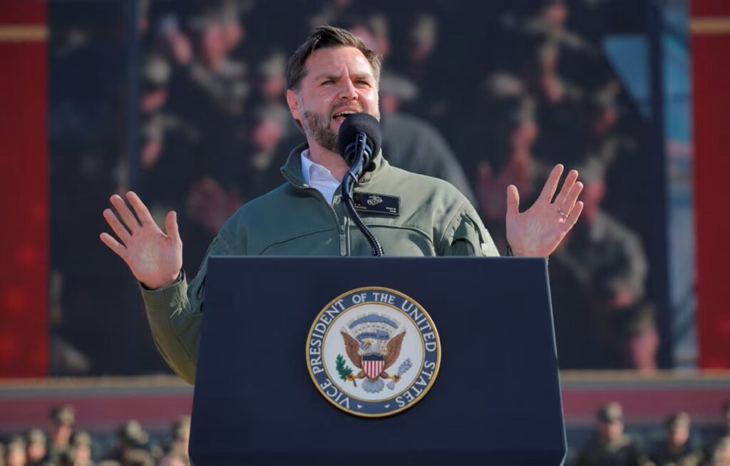 バンス米副大統領、海兵隊創設２５０周年式典に参加　実弾演習実施で知事と応酬に - CNN.co.jp