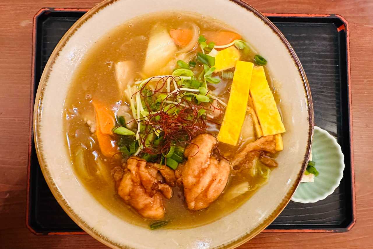 沖縄そばとレトロな魅力があふれる観光グルメスポット「りんくる食堂」（北谷町）