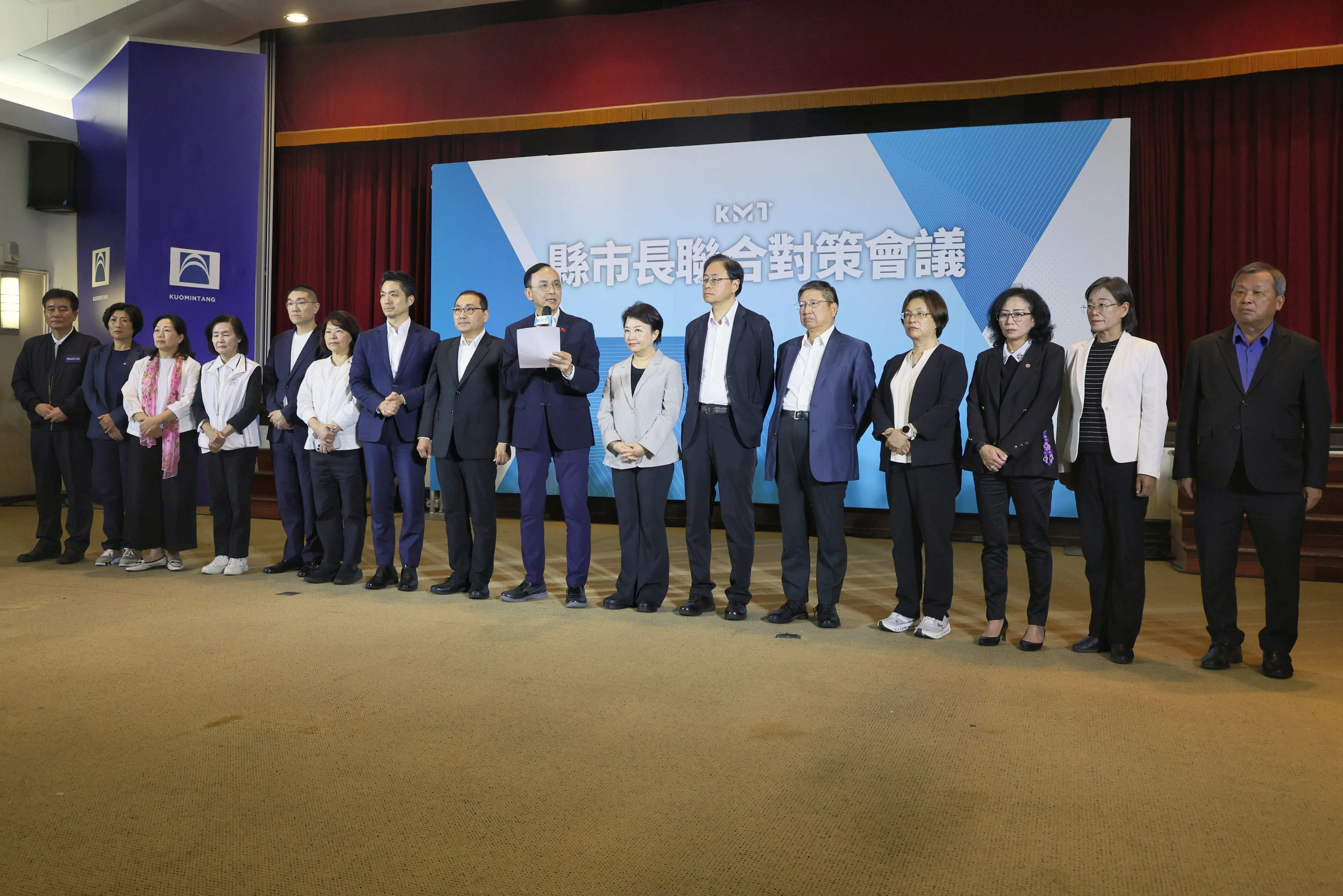 20250410-国民党主席朱立倫（中）と藍営県市首長10日、県市長合同対策会議を開催し、アメリカの関税政策に対応することを議論。（柯承恵撮影）