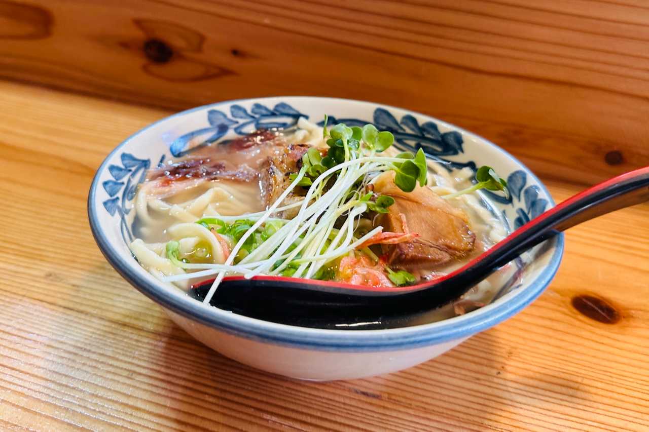 海がすぐそば！沖縄そば屋「町小（まちぐゎぁ）」は沖縄南部の隠れたグルメスポット（糸満市）